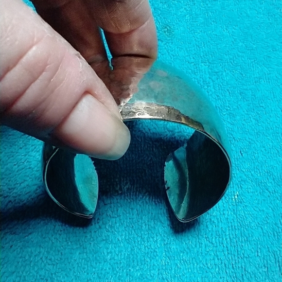 Gold brass Hammered Cuff Bracelet large vintage - Picture 5 of 7